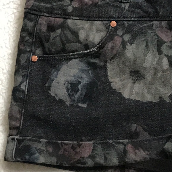 ❗️SOLD❗️Tinsletown Denim Couture shorts - Picture 7 of 8